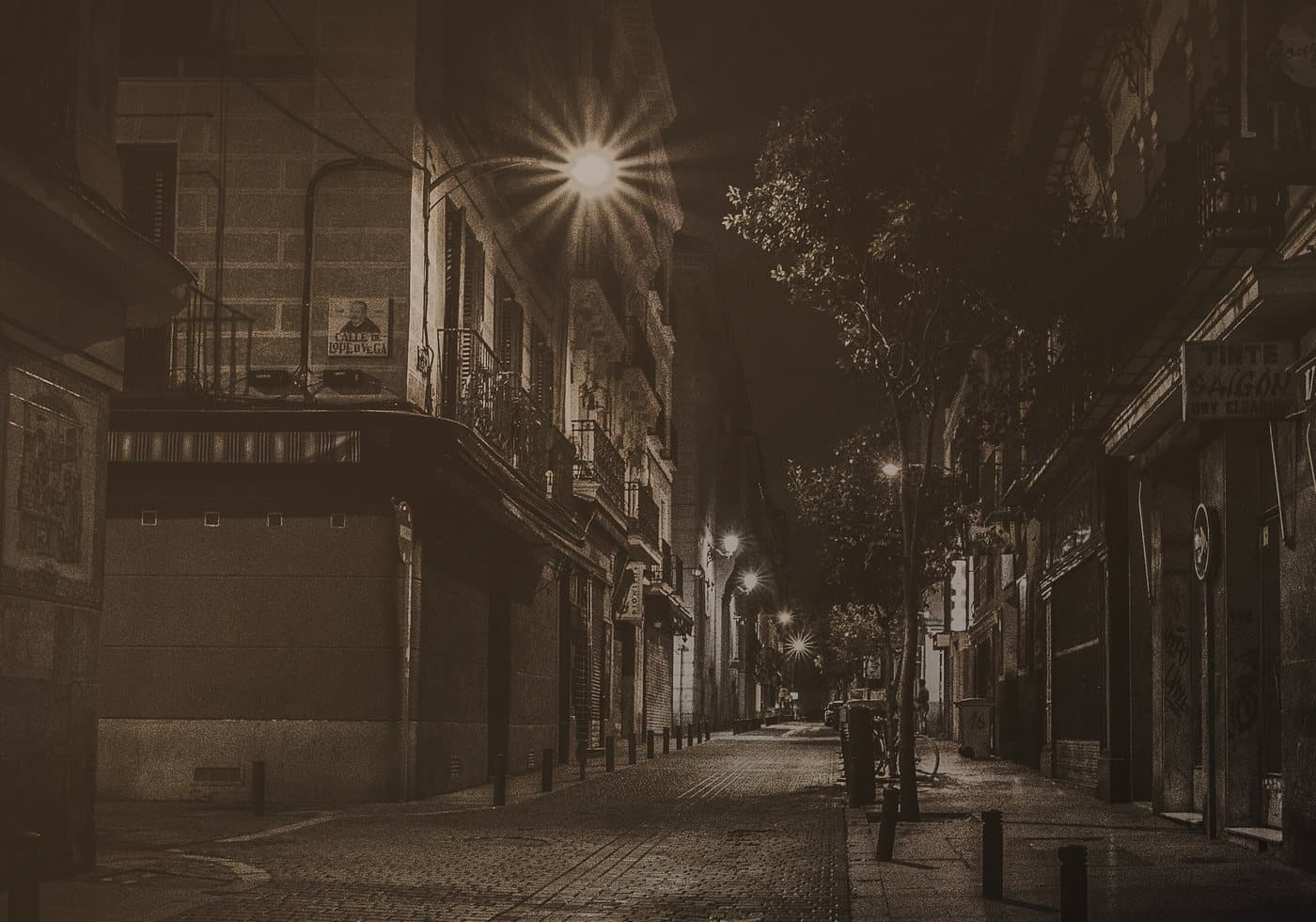 Warme Nachtgasse mit spätem Licht in Köln